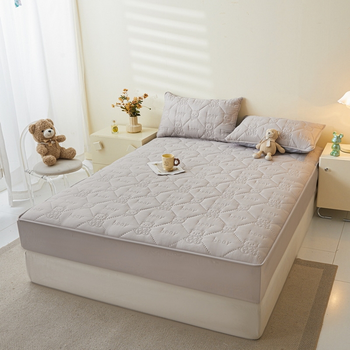 91家纺网 家纺一手货源 找家纺 （总）LIFE.丽芙 2025新款磨毛单件超声波小熊夹棉防水床笠三件套