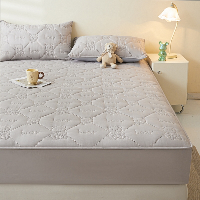 91家纺网 家纺一手货源 找家纺 （总）LIFE.丽芙 2025新款磨毛单件超声波小熊夹棉防水床笠三件套