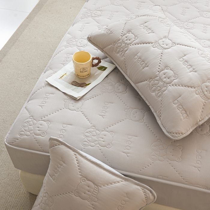 91家纺网 家纺一手货源 找家纺 （总）LIFE.丽芙 2025新款磨毛单件超声波小熊夹棉防水床笠三件套