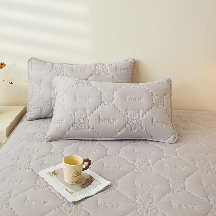 91家纺网 家纺一手货源 找家纺 （总）LIFE.丽芙 2025新款磨毛单件超声波小熊夹棉防水床笠三件套