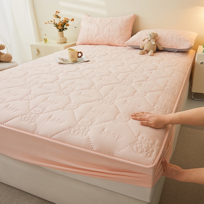 91家纺网 家纺一手货源 找家纺 （总）LIFE.丽芙 2025新款磨毛单件超声波小熊夹棉防水床笠三件套