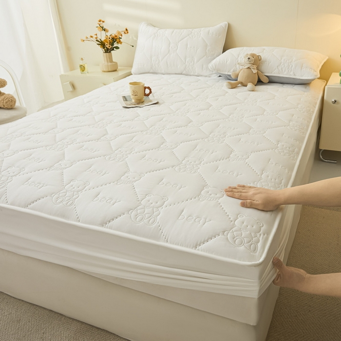 91家纺网 家纺一手货源 找家纺 （总）LIFE.丽芙 2025新款磨毛单件超声波小熊夹棉防水床笠三件套