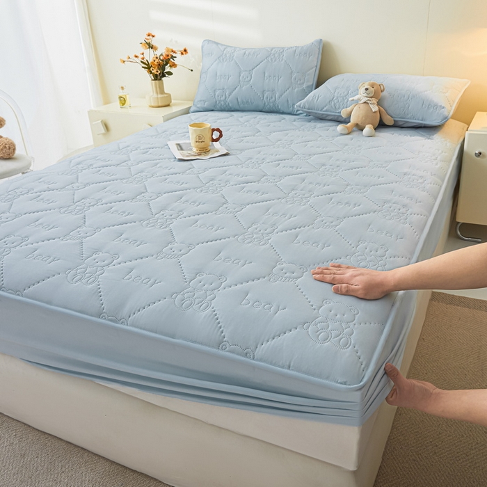 91家纺网 家纺一手货源 找家纺 （总）LIFE.丽芙 2025新款磨毛单件超声波小熊夹棉防水床笠三件套