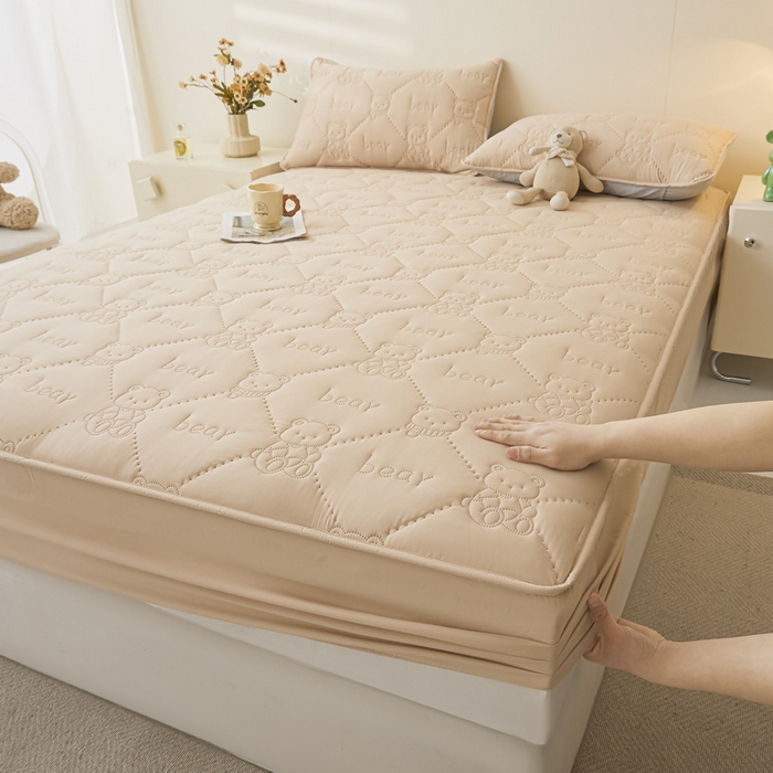 91家纺网 家纺一手货源 找家纺 （总）LIFE.丽芙 2025新款磨毛单件超声波小熊夹棉防水床笠三件套