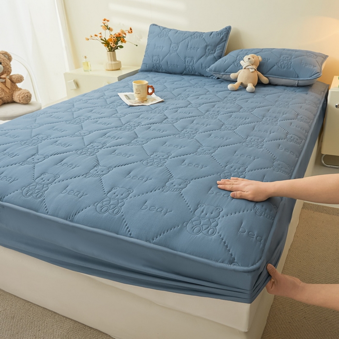 91家纺网 家纺一手货源 找家纺 （总）LIFE.丽芙 2025新款磨毛单件超声波小熊夹棉防水床笠三件套