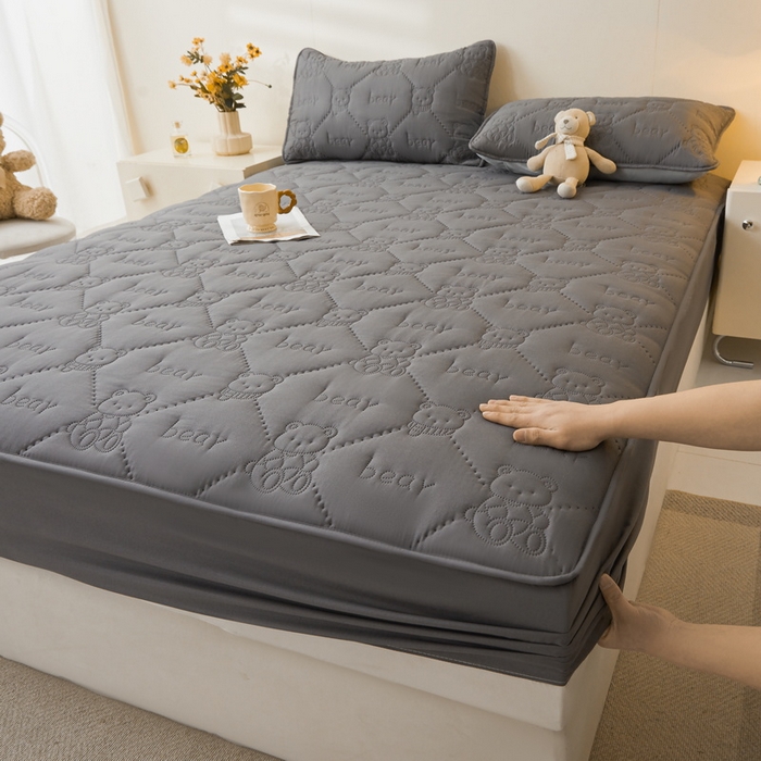 91家纺网 家纺一手货源 找家纺 （总）LIFE.丽芙 2025新款磨毛单件超声波小熊夹棉防水床笠三件套