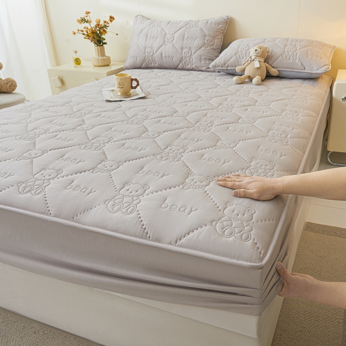 91家纺网 家纺一手货源 找家纺 LIFE.丽芙 2025新款磨毛单件超声波小熊夹棉防水床笠三件套 小熊防水夹棉床笠-山灰