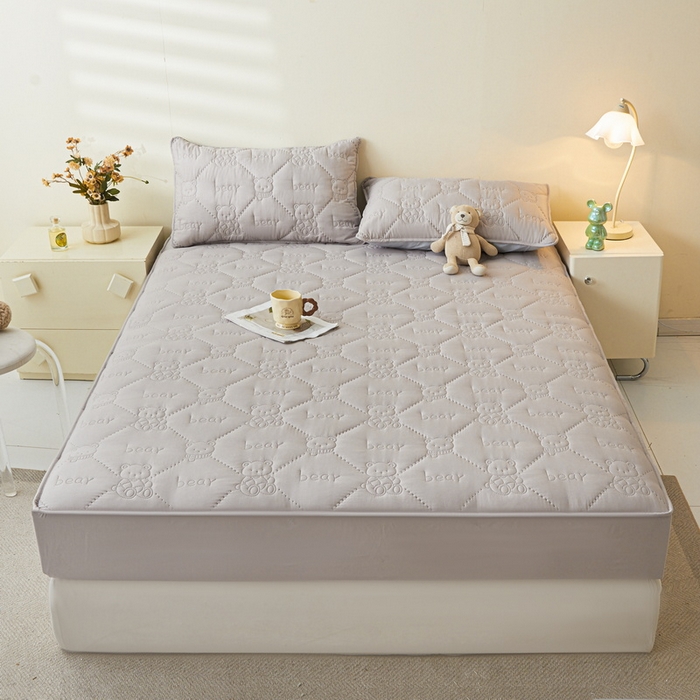 91家纺网 家纺一手货源 找家纺 LIFE.丽芙 2025新款磨毛单件超声波小熊夹棉防水床笠三件套 小熊防水夹棉床笠-山灰