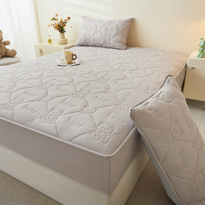 91家纺网 家纺一手货源 找家纺 LIFE.丽芙 2025新款磨毛单件超声波小熊夹棉防水床笠三件套 小熊防水夹棉床笠-山灰