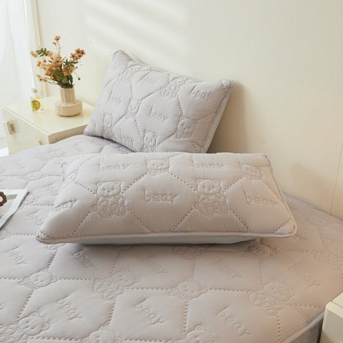 91家纺网 家纺一手货源 找家纺 LIFE.丽芙 2025新款磨毛单件超声波小熊夹棉防水床笠三件套 小熊防水夹棉床笠-山灰