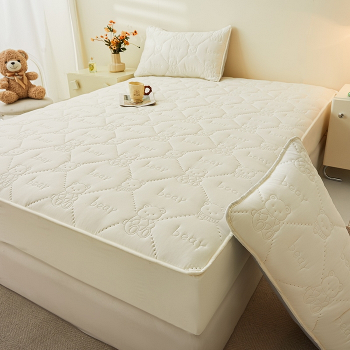 91家纺网 家纺一手货源 找家纺 LIFE.丽芙 2025新款磨毛单件超声波小熊夹棉防水床笠三件套 小熊防水夹棉床笠-奶昔白