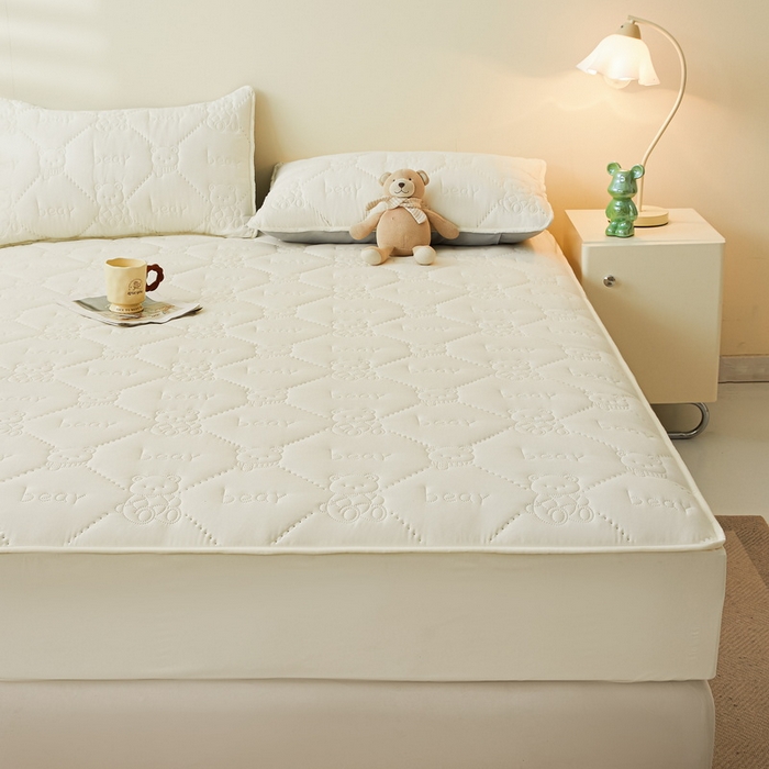 91家纺网 家纺一手货源 找家纺 LIFE.丽芙 2025新款磨毛单件超声波小熊夹棉防水床笠三件套 小熊防水夹棉床笠-奶昔白