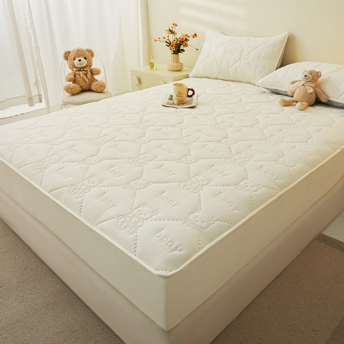 91家纺网 家纺一手货源 找家纺 LIFE.丽芙 2025新款磨毛单件超声波小熊夹棉防水床笠三件套 小熊防水夹棉床笠-奶昔白