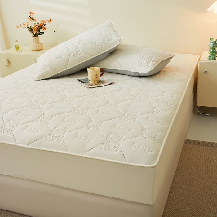 91家纺网 家纺一手货源 找家纺 LIFE.丽芙 2025新款磨毛单件超声波小熊夹棉防水床笠三件套 小熊防水夹棉床笠-奶昔白