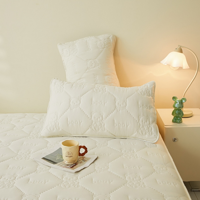 91家纺网 家纺一手货源 找家纺 LIFE.丽芙 2025新款磨毛单件超声波小熊夹棉防水床笠三件套 小熊防水夹棉床笠-奶昔白