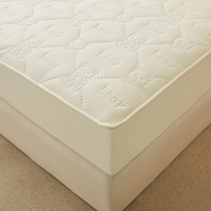 91家纺网 家纺一手货源 找家纺 LIFE.丽芙 2025新款磨毛单件超声波小熊夹棉防水床笠三件套 小熊防水夹棉床笠-奶昔白