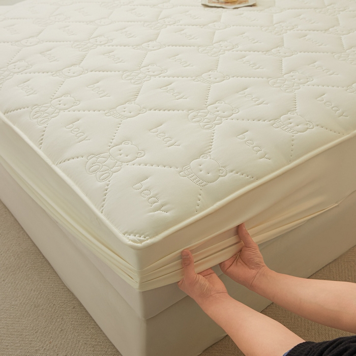 91家纺网 家纺一手货源 找家纺 LIFE.丽芙 2025新款磨毛单件超声波小熊夹棉防水床笠三件套 小熊防水夹棉床笠-奶昔白