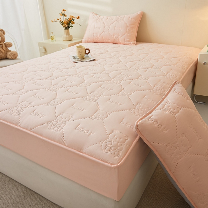 91家纺网 家纺一手货源 找家纺 LIFE.丽芙 2025新款磨毛单件超声波小熊夹棉防水床笠三件套 小熊防水夹棉床笠-奶油粉