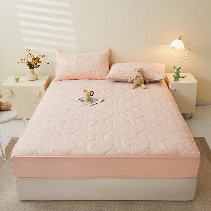 91家纺网 家纺一手货源 找家纺 LIFE.丽芙 2025新款磨毛单件超声波小熊夹棉防水床笠三件套 小熊防水夹棉床笠-奶油粉