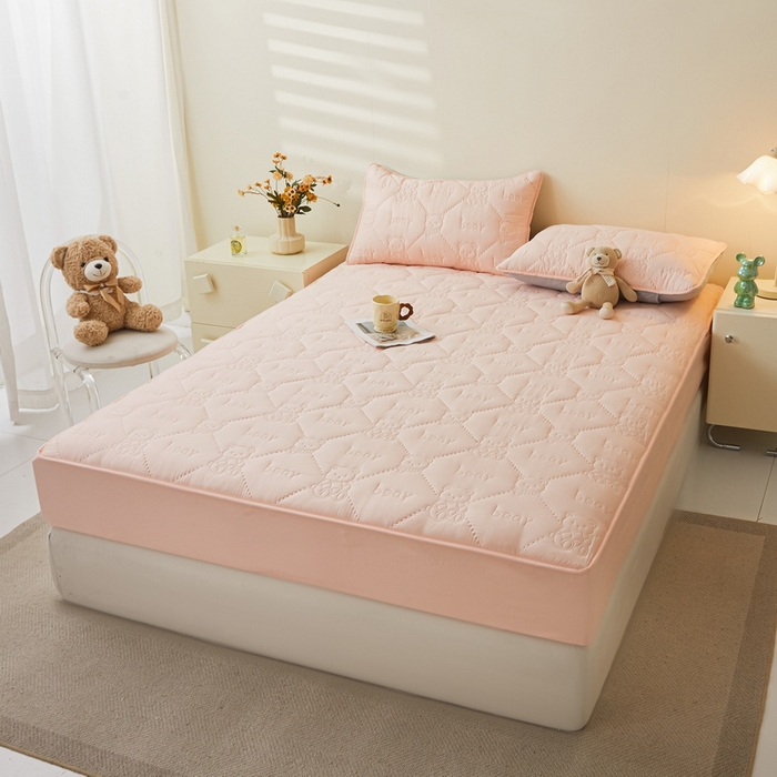 91家纺网 家纺一手货源 找家纺 LIFE.丽芙 2025新款磨毛单件超声波小熊夹棉防水床笠三件套 小熊防水夹棉床笠-奶油粉