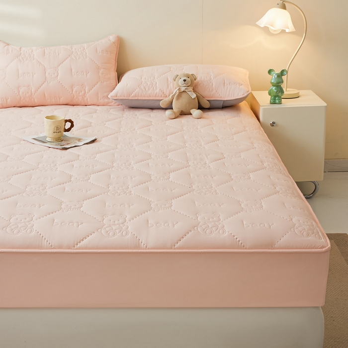 91家纺网 家纺一手货源 找家纺 LIFE.丽芙 2025新款磨毛单件超声波小熊夹棉防水床笠三件套 小熊防水夹棉床笠-奶油粉