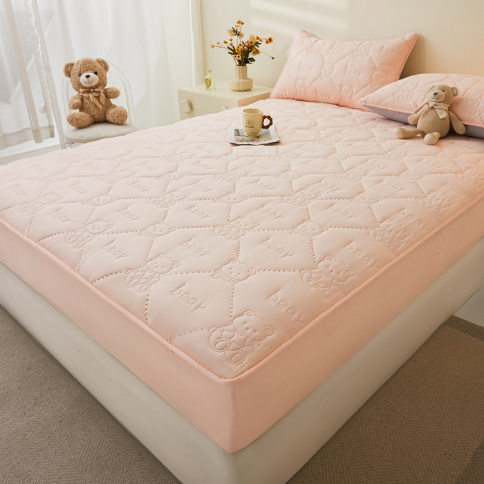 91家纺网 家纺一手货源 找家纺 LIFE.丽芙 2025新款磨毛单件超声波小熊夹棉防水床笠三件套 小熊防水夹棉床笠-奶油粉