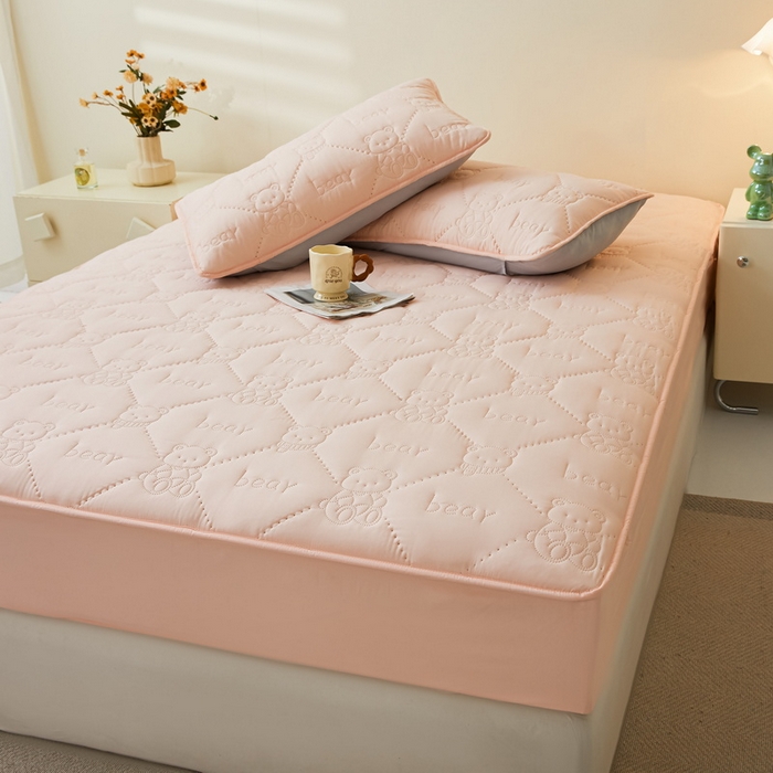 91家纺网 家纺一手货源 找家纺 LIFE.丽芙 2025新款磨毛单件超声波小熊夹棉防水床笠三件套 小熊防水夹棉床笠-奶油粉