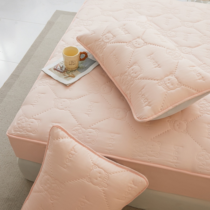 91家纺网 家纺一手货源 找家纺 LIFE.丽芙 2025新款磨毛单件超声波小熊夹棉防水床笠三件套 小熊防水夹棉床笠-奶油粉