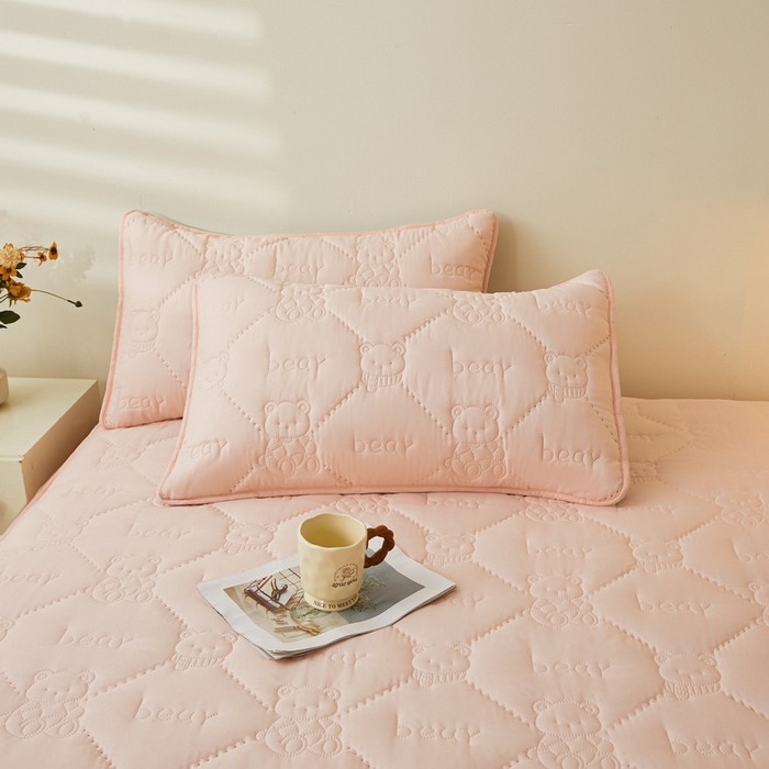 91家纺网 家纺一手货源 找家纺 LIFE.丽芙 2025新款磨毛单件超声波小熊夹棉防水床笠三件套 小熊防水夹棉床笠-奶油粉