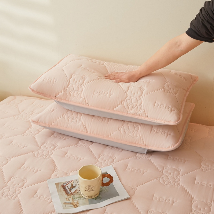 91家纺网 家纺一手货源 找家纺 LIFE.丽芙 2025新款磨毛单件超声波小熊夹棉防水床笠三件套 小熊防水夹棉床笠-奶油粉