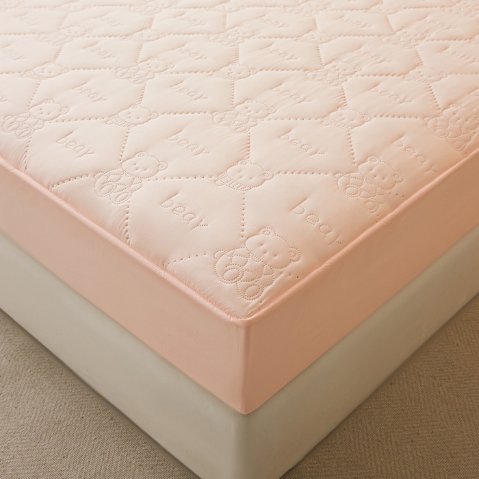 91家纺网 家纺一手货源 找家纺 LIFE.丽芙 2025新款磨毛单件超声波小熊夹棉防水床笠三件套 小熊防水夹棉床笠-奶油粉