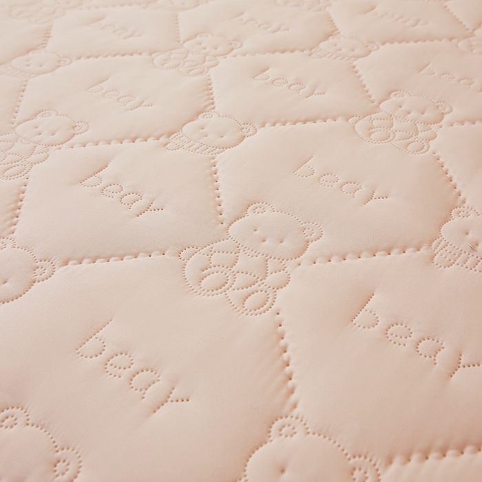 91家纺网 家纺一手货源 找家纺 LIFE.丽芙 2025新款磨毛单件超声波小熊夹棉防水床笠三件套 小熊防水夹棉床笠-奶油粉