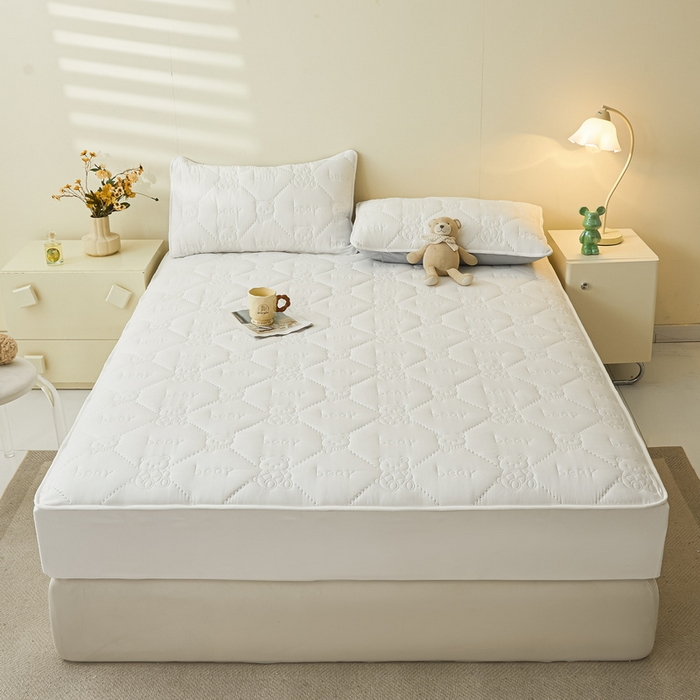 91家纺网 家纺一手货源 找家纺 LIFE.丽芙 2025新款磨毛单件超声波小熊夹棉防水床笠三件套 小熊防水夹棉床笠-象牙白