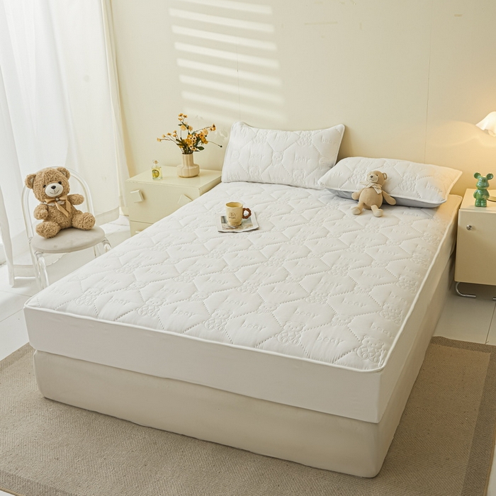 91家纺网 家纺一手货源 找家纺 LIFE.丽芙 2025新款磨毛单件超声波小熊夹棉防水床笠三件套 小熊防水夹棉床笠-象牙白