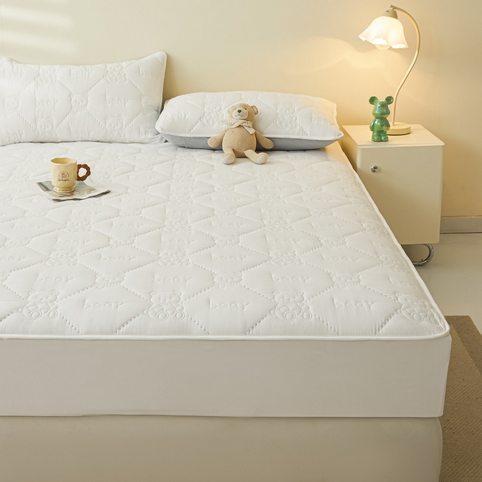 91家纺网 家纺一手货源 找家纺 LIFE.丽芙 2025新款磨毛单件超声波小熊夹棉防水床笠三件套 小熊防水夹棉床笠-象牙白