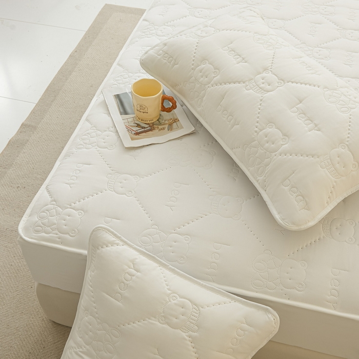 91家纺网 家纺一手货源 找家纺 LIFE.丽芙 2025新款磨毛单件超声波小熊夹棉防水床笠三件套 小熊防水夹棉床笠-象牙白