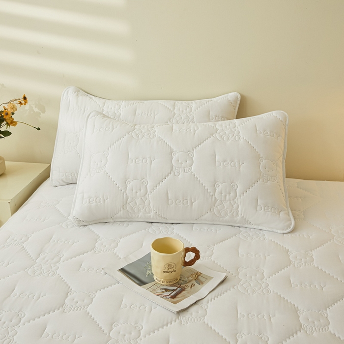 91家纺网 家纺一手货源 找家纺 LIFE.丽芙 2025新款磨毛单件超声波小熊夹棉防水床笠三件套 小熊防水夹棉床笠-象牙白