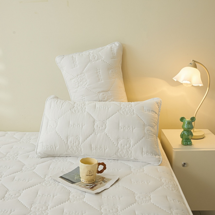 91家纺网 家纺一手货源 找家纺 LIFE.丽芙 2025新款磨毛单件超声波小熊夹棉防水床笠三件套 小熊防水夹棉床笠-象牙白