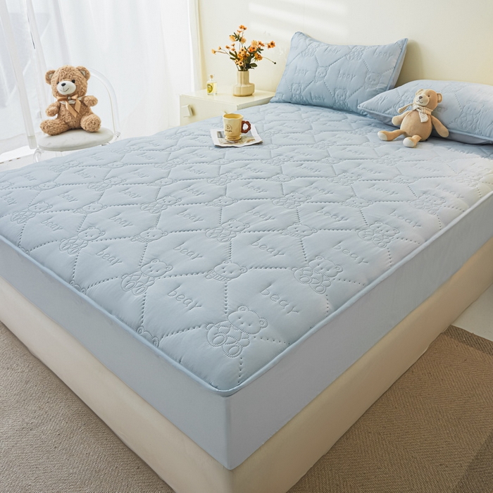 91家纺网 家纺一手货源 找家纺 LIFE.丽芙 2025新款磨毛单件超声波小熊夹棉防水床笠三件套 小熊防水夹棉床笠-海青