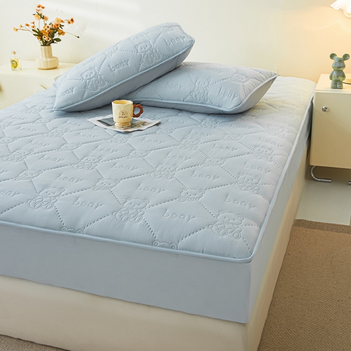 91家纺网 家纺一手货源 找家纺 LIFE.丽芙 2025新款磨毛单件超声波小熊夹棉防水床笠三件套 小熊防水夹棉床笠-海青