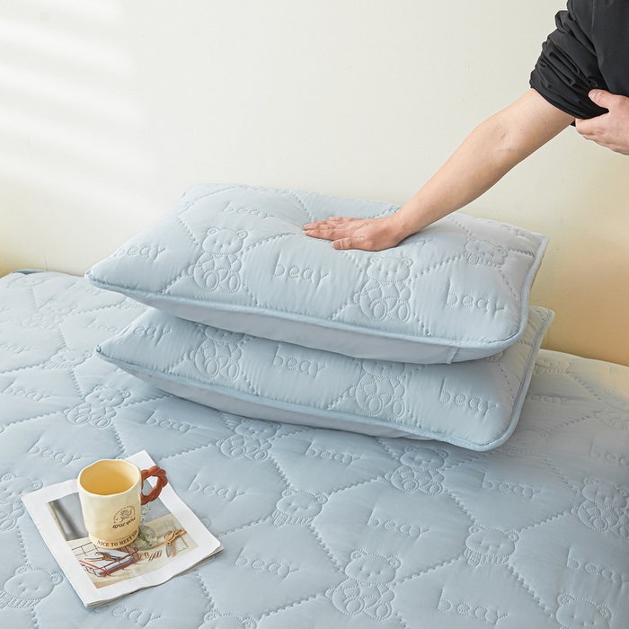 91家纺网 家纺一手货源 找家纺 LIFE.丽芙 2025新款磨毛单件超声波小熊夹棉防水床笠三件套 小熊防水夹棉床笠-海青