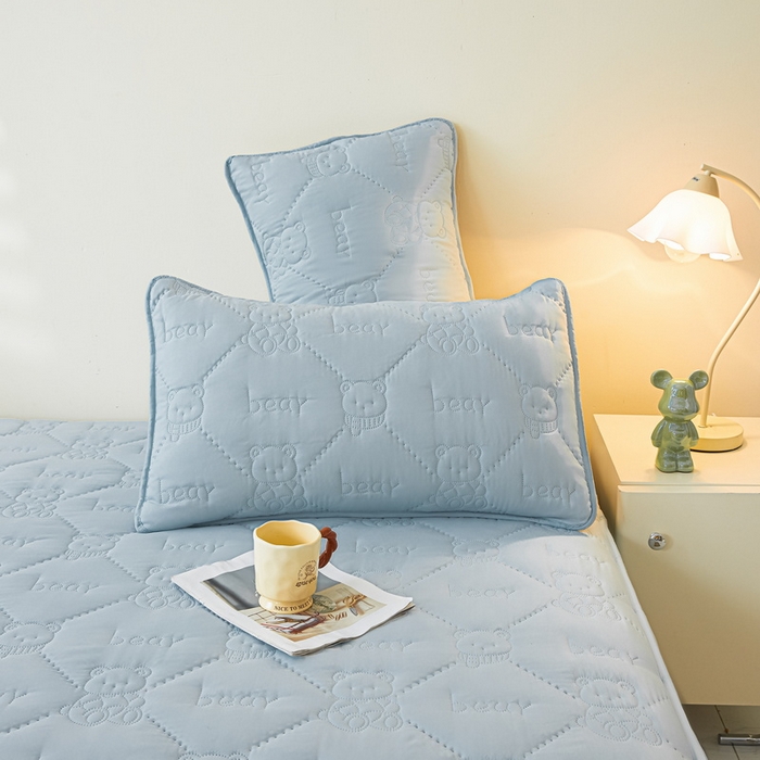 91家纺网 家纺一手货源 找家纺 LIFE.丽芙 2025新款磨毛单件超声波小熊夹棉防水床笠三件套 小熊防水夹棉床笠-海青