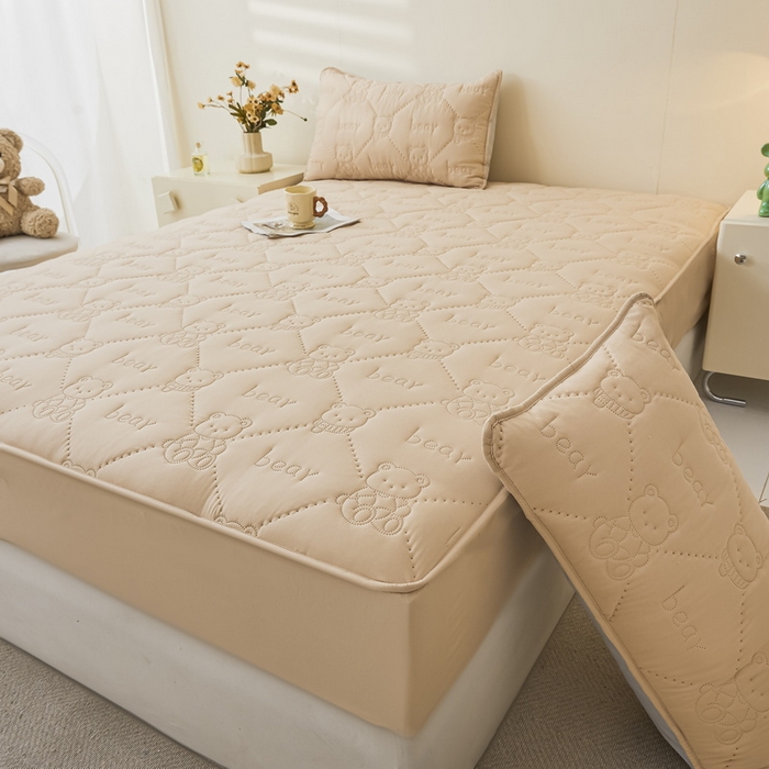 91家纺网 家纺一手货源 找家纺 LIFE.丽芙 2025新款磨毛单件超声波小熊夹棉防水床笠三件套 小熊防水夹棉床笠-奶茶