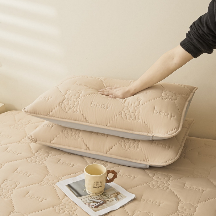 91家纺网 家纺一手货源 找家纺 LIFE.丽芙 2025新款磨毛单件超声波小熊夹棉防水床笠三件套 小熊防水夹棉床笠-奶茶