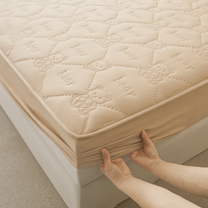 91家纺网 家纺一手货源 找家纺 LIFE.丽芙 2025新款磨毛单件超声波小熊夹棉防水床笠三件套 小熊防水夹棉床笠-奶茶