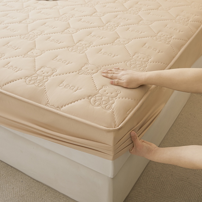 91家纺网 家纺一手货源 找家纺 LIFE.丽芙 2025新款磨毛单件超声波小熊夹棉防水床笠三件套 小熊防水夹棉床笠-奶茶