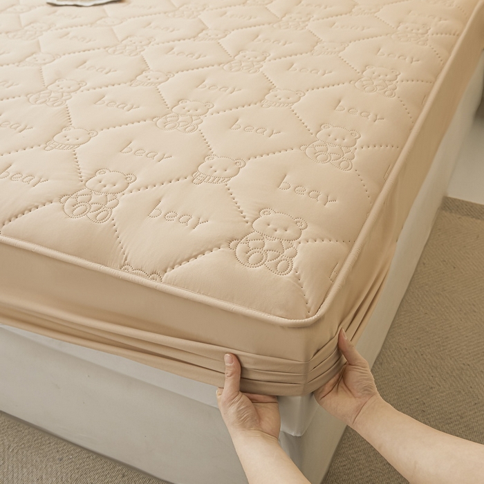 91家纺网 家纺一手货源 找家纺 LIFE.丽芙 2025新款磨毛单件超声波小熊夹棉防水床笠三件套 小熊防水夹棉床笠-奶茶