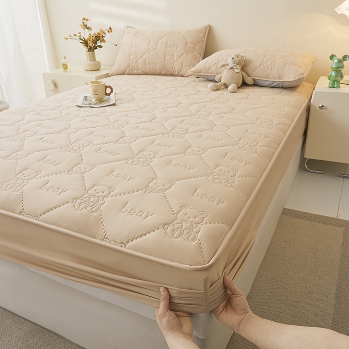 91家纺网 家纺一手货源 找家纺 LIFE.丽芙 2025新款磨毛单件超声波小熊夹棉防水床笠三件套 小熊防水夹棉床笠-奶茶