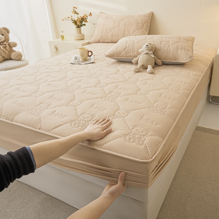 91家纺网 家纺一手货源 找家纺 LIFE.丽芙 2025新款磨毛单件超声波小熊夹棉防水床笠三件套 小熊防水夹棉床笠-奶茶