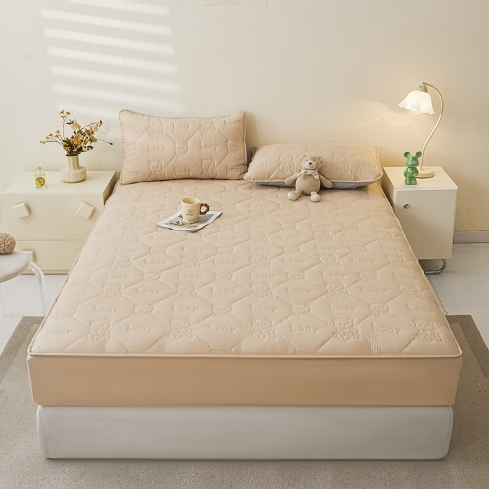 91家纺网 家纺一手货源 找家纺 LIFE.丽芙 2025新款磨毛单件超声波小熊夹棉防水床笠三件套 小熊防水夹棉床笠-奶茶